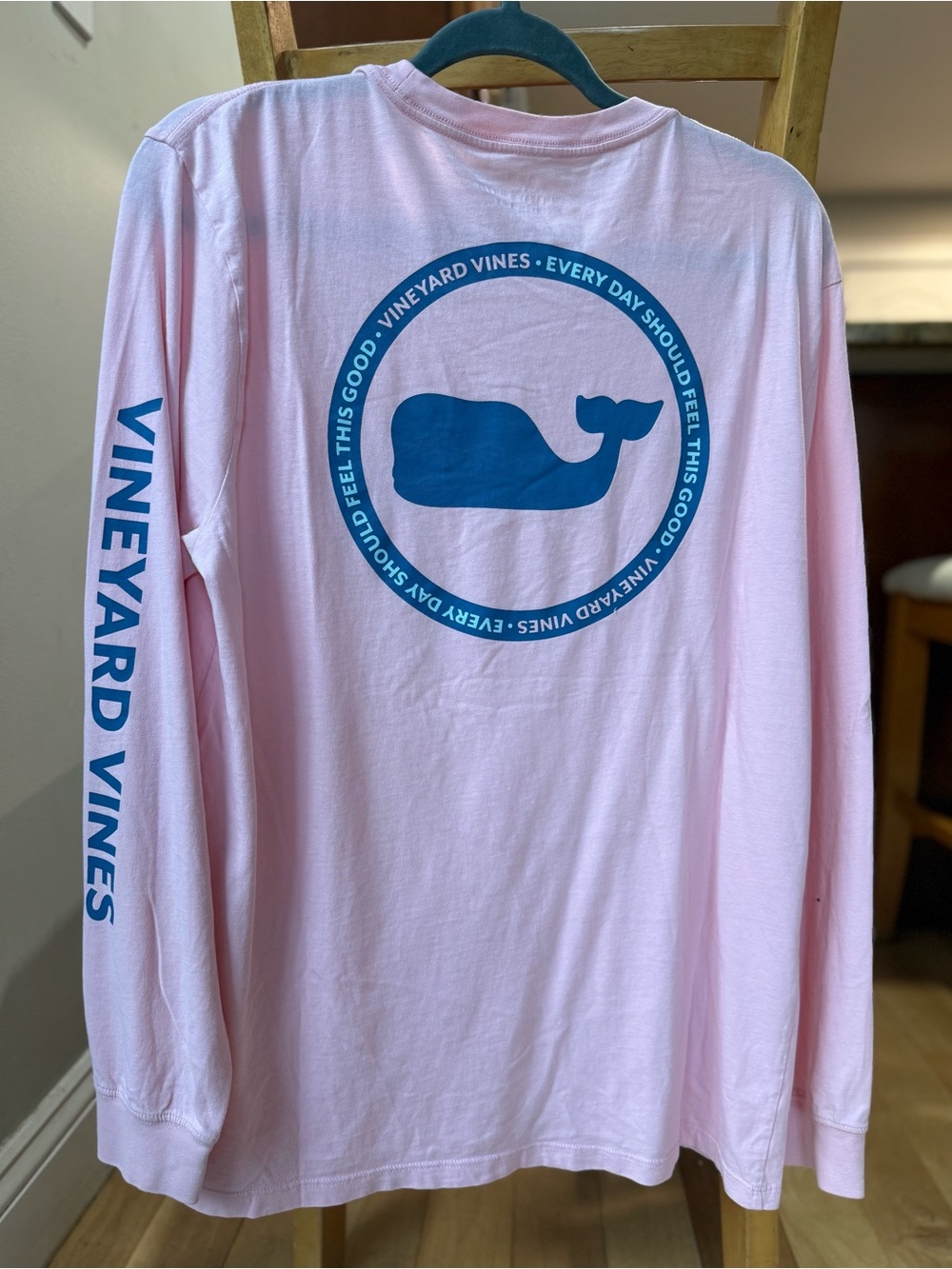 🐳 Vineyard Vines Pink Mens Pocket  with Navy Whale Graphic 🐳